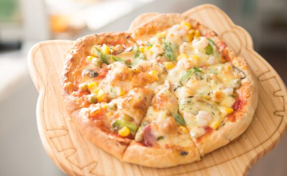 Toaster oven that fits a pizza